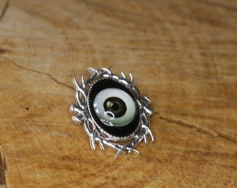 Spilla a forma di bulbo oculare / Distintivo alternativo gotico / Gioielli stravaganti unici e stravaganti alternativi gotici / Curiosità regalo