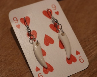 Pendientes de dientes / Joyería de colmillos de plástico falsos / Curiosidad Alternativa Gótico Curio Alt Goth Boho Indie Naturaleza