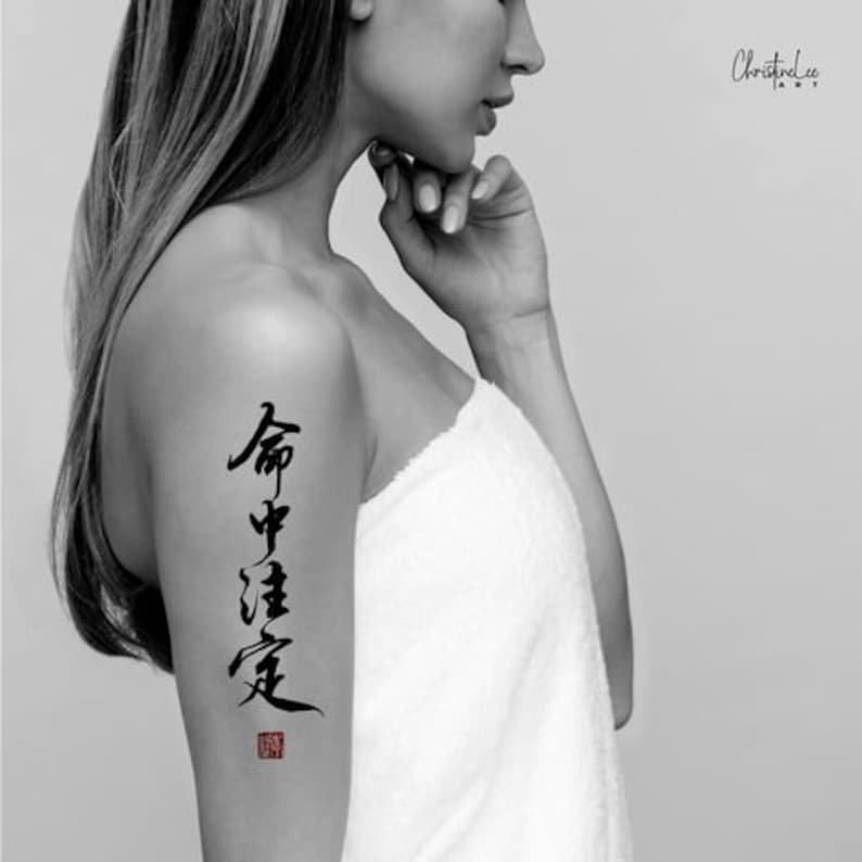 Puede incluir: Foto en blanco y negro de un brazo con un tatuaje de caligraf&iacute;a japonesa en negro que dice "Coraje, Fuerza, Amor".