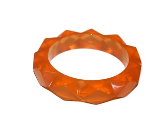 Handgemaakte oranje hars armband met piramideontwerp