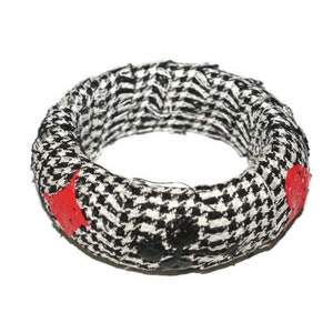 Chic Bangle Casino Cards: un accessorio unico che celebra l'emozione del gioco, perfetto per gli amanti della moda in cerca di divertimento e glamour!