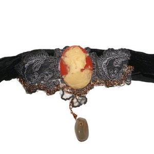 Velvet Cameo Choker: Victorian-Inspired Resin Pendant, Copper Chain