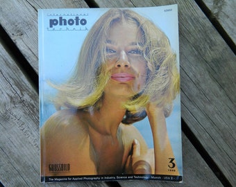 Könnte beinhalten: Ein Magazincover mit einer Frau mit blonden Haaren vor einem hellblauen Hintergrund. Das Magazin heißt "International Photo Technik" und das Cover zeigt den Text "Grossbild" und "3 1968".
