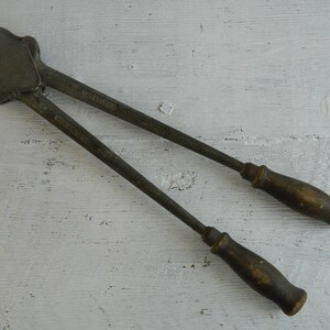 K&ouml;nnte beinhalten: Vintage-Kabelcutter aus Metall mit Holzgriffen. Der Cutter ist mit den Worten "WILLIAMS" und "GENOA" gepr&auml;gt.