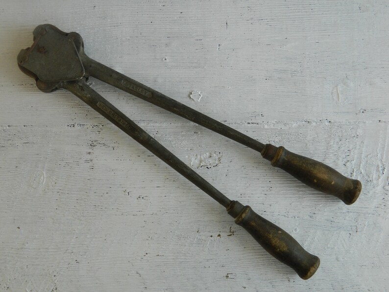 K&ouml;nnte beinhalten: Vintage-Kabelcutter aus Metall mit Holzgriffen. Der Cutter ist mit den Worten "WILLIAMS" und "GENOA" gepr&auml;gt.