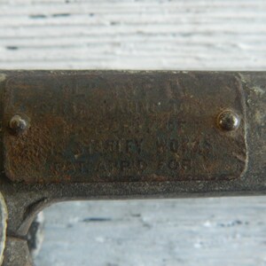 K&ouml;nnte beinhalten: Nahaufnahme eines Metallwerkzeugs mit einem Etikett mit der Aufschrift "The L.S. Starrett Co. Athol Mass. U.S.A. Pat'd 608".
