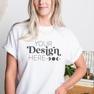 Puede incluir: Camiseta blanca con el texto "YOUR Design HERE..." impreso en la parte delantera.