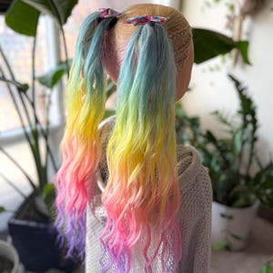 Set de 2 extensiones de coleta arcoíris reutilizables con lazo, accesorio colorido para el cabello de festival de unicornio, ¡para el día del cabello loco!