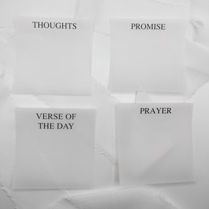 Peut inclure: Quatre blocs-notes blancs avec du texte noir sur un fond blanc. Les blocs-notes sont étiquetés "Pensées", "Promesse", "Verset du jour" et "Prière".