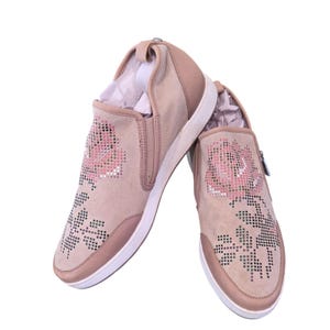 Zapatillas de cuero estilo bohemio sin cordones / Zapatos con diseño de rosas coloridas / Donald J. Pliner para mujer, talla 10 imagen 1