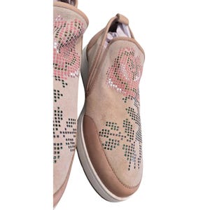 Zapatillas de cuero estilo bohemio sin cordones / Zapatos con diseño de rosas coloridas / Donald J. Pliner para mujer, talla 10 imagen 3