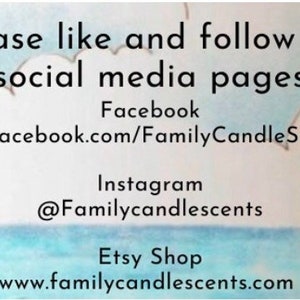 Pode incluir: Um gr&aacute;fico com um c&eacute;u azul e nuvens brancas, incentivando os espectadores a curtir e seguir as p&aacute;ginas de m&iacute;dia social da Family Candle Scents. O texto inclui links para suas p&aacute;ginas do Facebook, Instagram e Etsy.