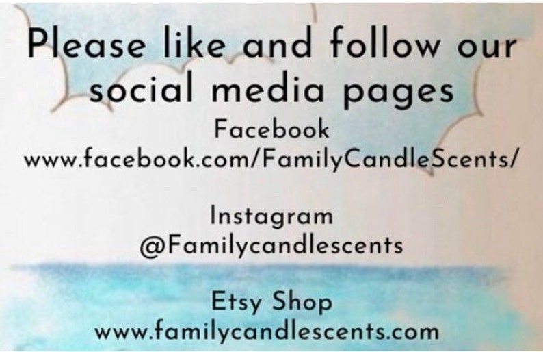 Pode incluir: Um gr&aacute;fico com um c&eacute;u azul e nuvens brancas, incentivando os espectadores a curtir e seguir as p&aacute;ginas de m&iacute;dia social da Family Candle Scents. O texto inclui links para suas p&aacute;ginas do Facebook, Instagram e Etsy.