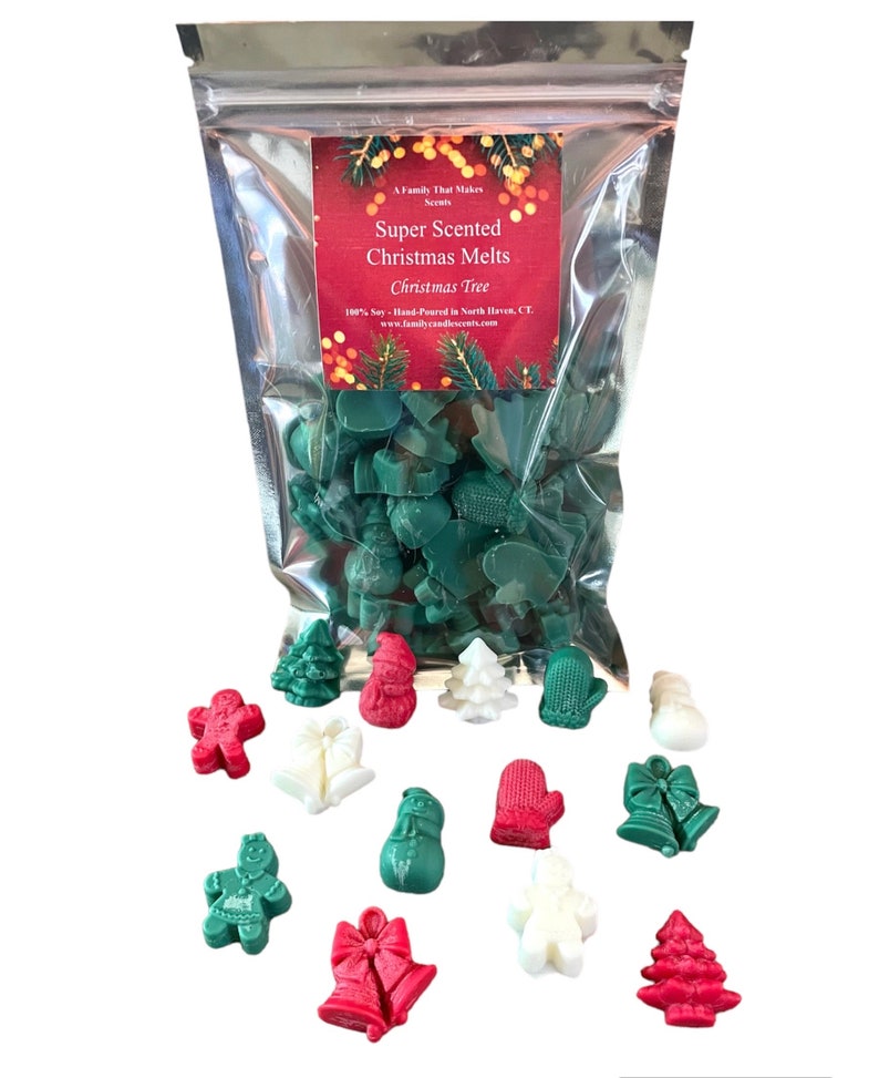 Pode incluir: Um saco de derretimentos de cera verde, vermelho e branco em forma de &aacute;rvores de Natal, enfeites, bonecos de neve e luvas. O saco tem um r&oacute;tulo que diz "Super Scented Christmas Melts Christmas Tree".