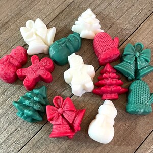 Pode incluir: Uma cole&ccedil;&atilde;o de 12 derretes de cera com tema natalino em v&aacute;rias formas e cores, incluindo um boneco de neve, um homem de gengibre, uma &aacute;rvore de Natal, uma luva e um sino. Os derretes s&atilde;o feitos de cera de soja e s&atilde;o perfumados com uma variedade de fragr&acirc;ncias natalinas.