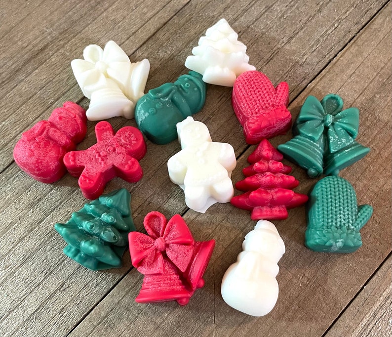 Pode incluir: Uma cole&ccedil;&atilde;o de 12 derretes de cera com tema natalino em v&aacute;rias formas e cores, incluindo um boneco de neve, um homem de gengibre, uma &aacute;rvore de Natal, uma luva e um sino. Os derretes s&atilde;o feitos de cera de soja e s&atilde;o perfumados com uma variedade de fragr&acirc;ncias natalinas.