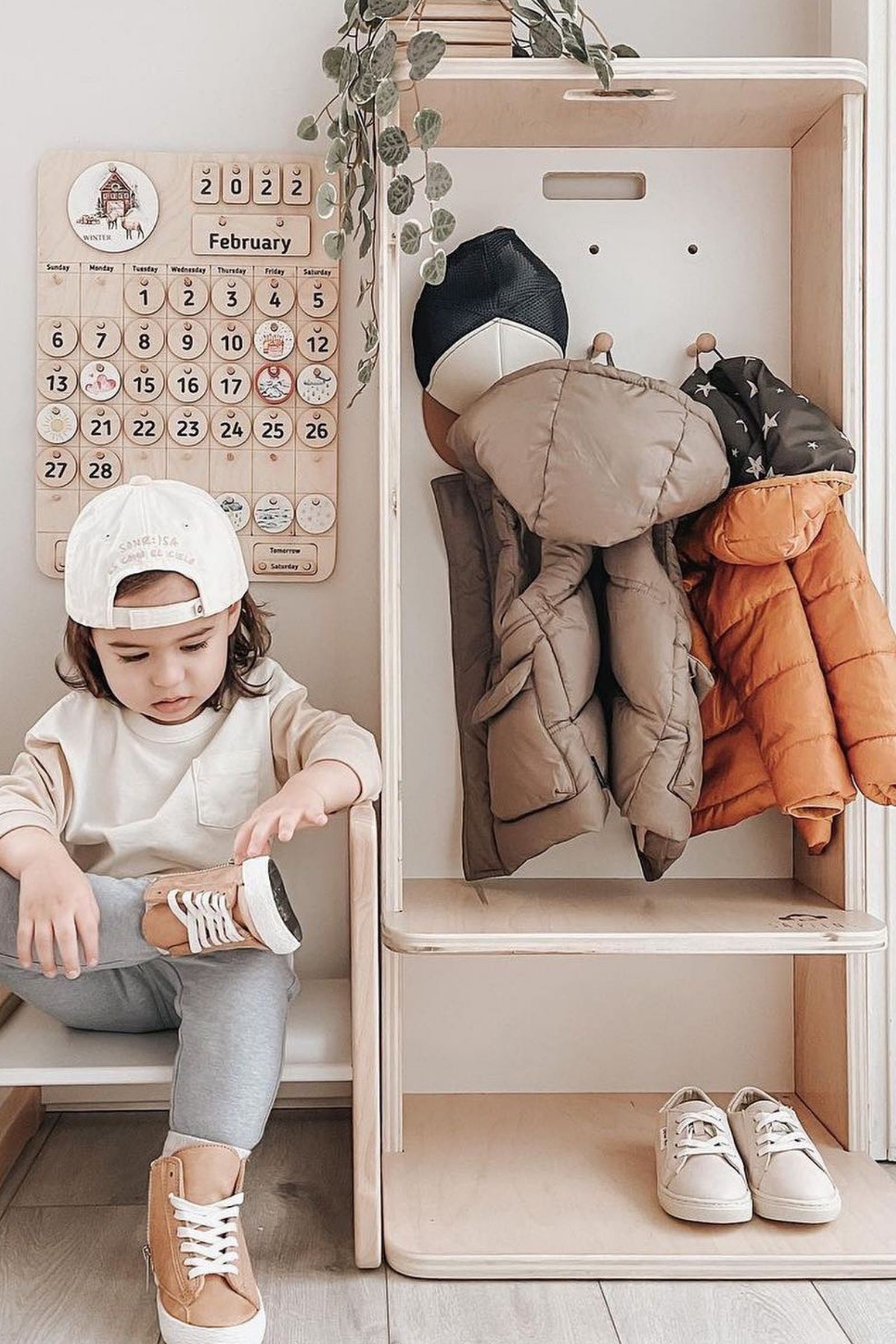 ▷ Armario Montessori con una puerta y zapatero inferior - Bebeydecoracion