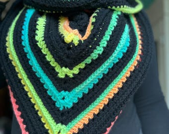 Sciarpa con cappuccio nera e neon