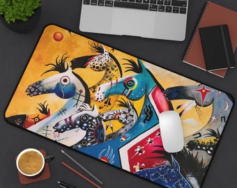 Può includere: Tappetino per mouse rettangolare con una vivace pittura astratta di diversi cavalli con disegni colorati. Lo sfondo è giallo con un sole rosso. Un mouse per computer bianco è appoggiato sul tappetino.
