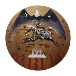 Peut inclure: Tambour amérindien rond peint à la main, représentant un guerrier à cheval sous un aigle stylisé. L'œuvre comprend un ciel nocturne avec des étoiles et un croissant de lune, ainsi qu'une chaîne de montagnes. Le tambour a un fond marron avec des accents rouges.