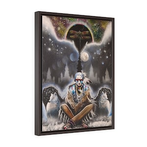Könnte beinhalten: Ein Gemälde, das einen indianischen Mann in traditioneller Kleidung zeigt, der mit zwei weißen Wölfen auf jeder Seite von ihm sitzt. Der Hintergrund ist ein dunkler Wald mit einem sternenklaren Himmel und einer Libelle, die darüber fliegt.