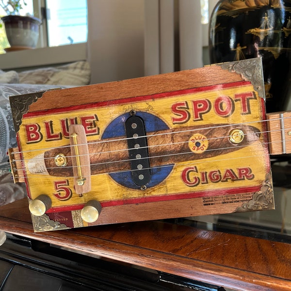 JonBoy Blue Spot 4-Saiter Zigarrenkiste Gitarre