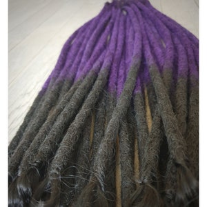 Peut inclure: Un paquet de dreadlocks synthétiques avec une base noire et des pointes ombrées violettes.
