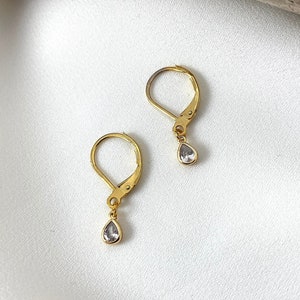 Handmade and dainty jewelry made in Montreal by Piper & Pearl Jewelry. Feminine, modern and delicate, perfect for a gift for her. Collections of costume, vermeil and fine jewelry. Dainty gold dangle drop earrings with delicate zirconia.