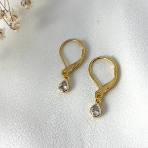 Handmade and dainty jewelry made in Montreal by Piper & Pearl Jewelry. Feminine, modern and delicate, perfect for a gift for her. Collections of costume, vermeil and fine jewelry. Dainty gold dangle drop earrings with delicate zirconia.