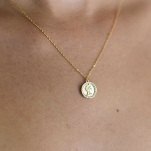 Queen Elizabeth Portrait Necklace, Gold Commemorative Jewelry, Elizabeth II Memory Gift, Royal Portrait, Monarchy Jewelry, Mother&#39;s Day Gift
