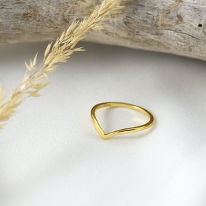 Handmade and dainty jewelry made in Montreal by Piper & Pearl Jewelry. Feminine, modern and delicate, perfect for a gift for her. Collections of costume, vermeil and fine jewelry. Delicate vermeil gold chevron wishbone ring.