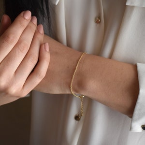 Handmade and dainty jewelry made in Montreal by Piper & Pearl Jewelry. Feminine, modern and delicate, perfect for a gift for her. Collections of costume, vermeil and fine jewelry. Delicate gold satellite chain bracelet.