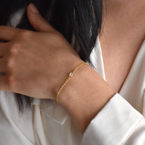 Handmade and dainty jewelry made in Montreal by Piper & Pearl Jewelry. Feminine, modern and delicate, perfect for a gift for her. Collections of costume, vermeil and fine jewelry. Dainty and delicate rectangle zirconia gold bracelet.