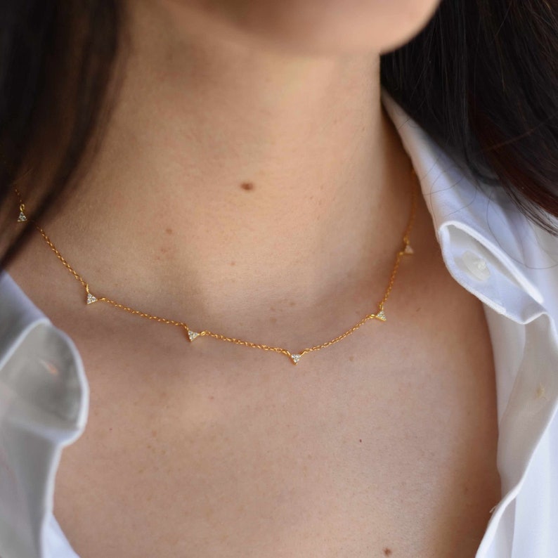 Handmade and dainty jewelry made in Montreal by Piper & Pearl Jewelry. Feminine, modern and delicate, perfect for a gift for her. Collections of costume, vermeil and fine jewelry. Geometric triangle gold necklace with cubic zirconia stones.