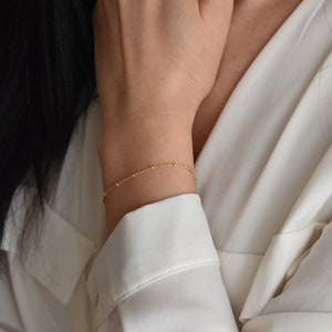 Handmade and dainty jewelry made in Montreal by Piper & Pearl Jewelry. Feminine, modern and delicate, perfect for a gift for her. Collections of costume, vermeil and fine jewelry. Delicate gold satellite chain bracelet.