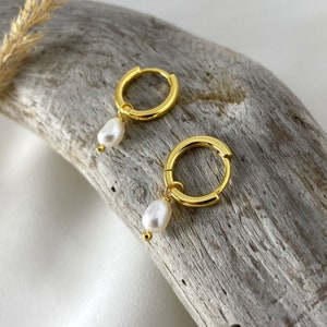 Handmade and dainty jewelry made in Montreal by Piper & Pearl Jewelry. Feminine, modern and delicate, perfect for a gift for her. Collections of costume, vermeil and fine jewelry. Vermeil gold freshwater pearl dainty hoop earrings.