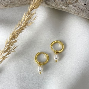 Handmade and dainty jewelry made in Montreal by Piper & Pearl Jewelry. Feminine, modern and delicate, perfect for a gift for her. Collections of costume, vermeil and fine jewelry. Vermeil gold freshwater pearl dainty hoop earrings.