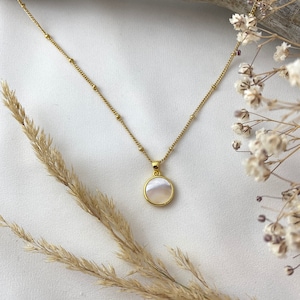 Handmade and dainty jewelry made in Montreal by Piper & Pearl Jewelry. Feminine, modern and delicate, perfect for a gift for her. Collections of costume, vermeil and fine jewelry. A mother of pearl medallion coin necklace on a satellite chain.