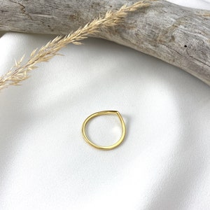 Handmade and dainty jewelry made in Montreal by Piper & Pearl Jewelry. Feminine, modern and delicate, perfect for a gift for her. Collections of costume, vermeil and fine jewelry. Delicate vermeil gold chevron wishbone ring.