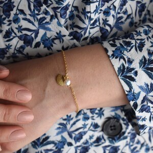 Handmade and dainty jewelry made in Montreal by Piper & Pearl Jewelry. Feminine, modern and delicate, perfect for a gift for her. Collections of costume, vermeil and fine jewelry. Seashell and pearl gold charm bracelet with beachy and boho vibes.