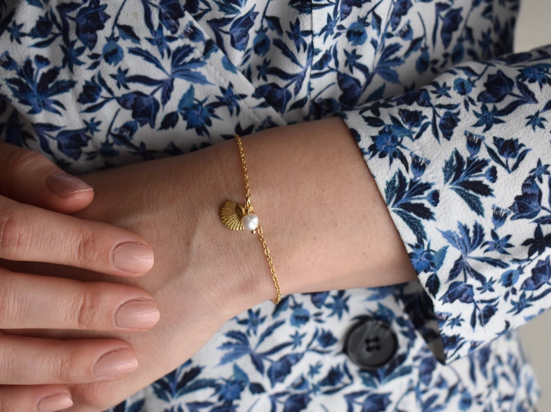 Handmade and dainty jewelry made in Montreal by Piper & Pearl Jewelry. Feminine, modern and delicate, perfect for a gift for her. Collections of costume, vermeil and fine jewelry. Seashell and pearl gold charm bracelet with beachy and boho vibes.