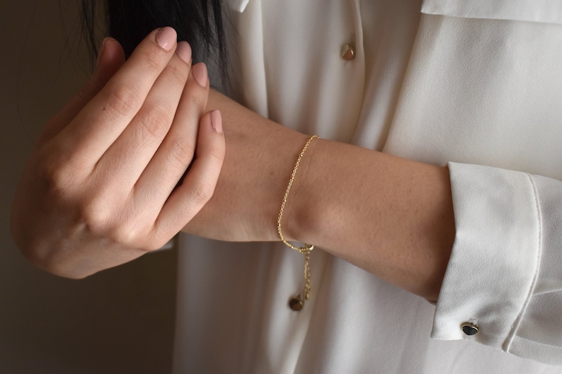 Handmade and dainty jewelry made in Montreal by Piper & Pearl Jewelry. Feminine, modern and delicate, perfect for a gift for her. Collections of costume, vermeil and fine jewelry. Delicate gold satellite chain bracelet.