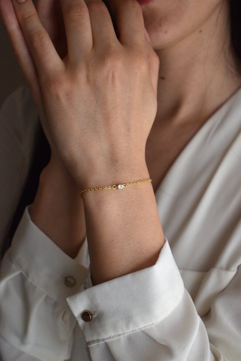 Handmade and dainty jewelry made in Montreal by Piper & Pearl Jewelry. Feminine, modern and delicate, perfect for a gift for her. Collections of costume, vermeil and fine jewelry. Dainty and delicate rectangle zirconia gold bracelet.