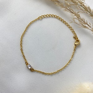 Handmade and dainty jewelry made in Montreal by Piper & Pearl Jewelry. Feminine, modern and delicate, perfect for a gift for her. Collections of costume, vermeil and fine jewelry. Dainty and delicate rectangle zirconia gold bracelet.