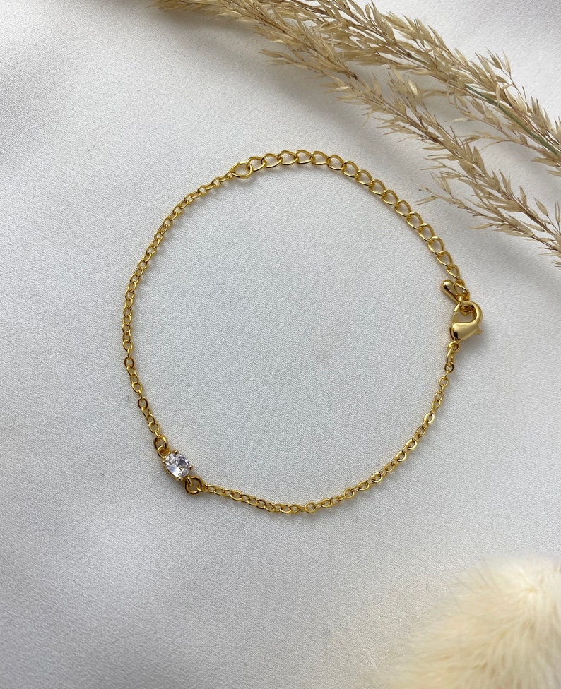 Handmade and dainty jewelry made in Montreal by Piper & Pearl Jewelry. Feminine, modern and delicate, perfect for a gift for her. Collections of costume, vermeil and fine jewelry. Dainty and delicate rectangle zirconia gold bracelet.