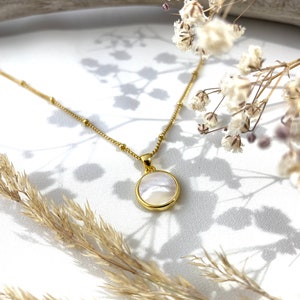 Handmade and dainty jewelry made in Montreal by Piper & Pearl Jewelry. Feminine, modern and delicate, perfect for a gift for her. Collections of costume, vermeil and fine jewelry. A mother of pearl medallion coin necklace on a satellite chain.