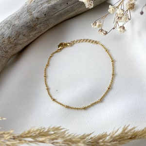 Handmade and dainty jewelry made in Montreal by Piper & Pearl Jewelry. Feminine, modern and delicate, perfect for a gift for her. Collections of costume, vermeil and fine jewelry. Delicate gold satellite chain bracelet.