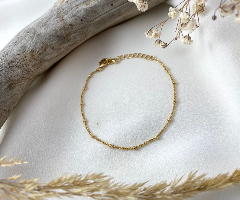 Handmade and dainty jewelry made in Montreal by Piper & Pearl Jewelry. Feminine, modern and delicate, perfect for a gift for her. Collections of costume, vermeil and fine jewelry. Delicate gold satellite chain bracelet.