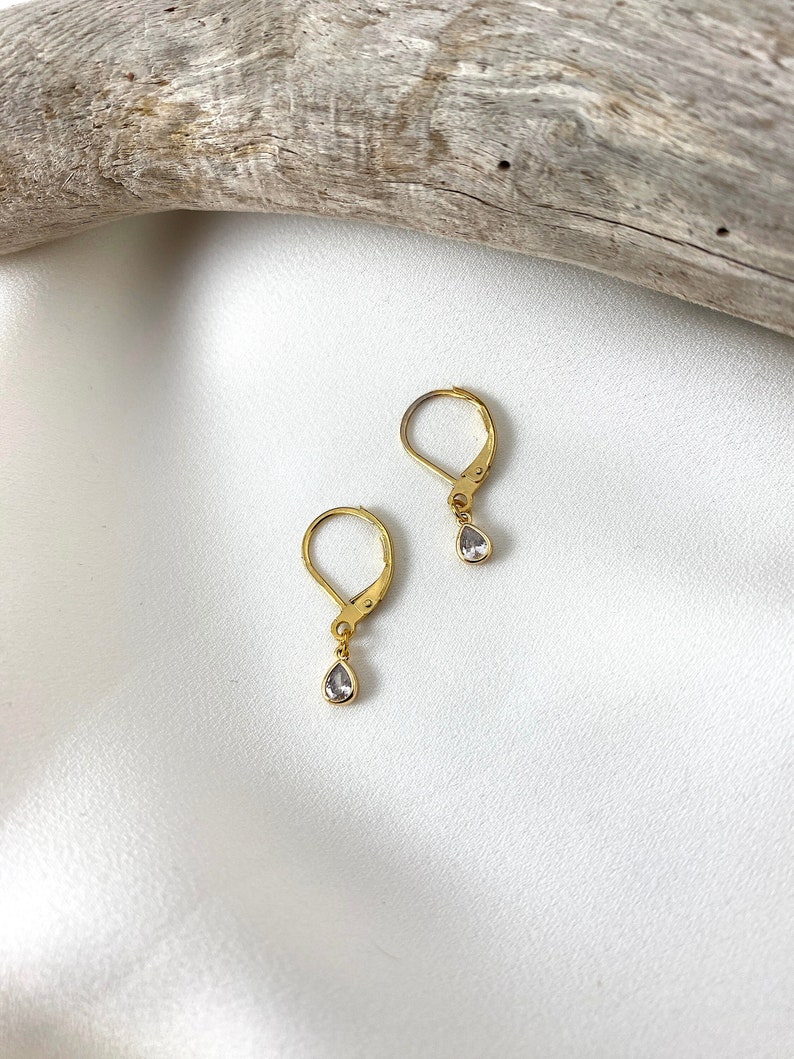 Handmade and dainty jewelry made in Montreal by Piper & Pearl Jewelry. Feminine, modern and delicate, perfect for a gift for her. Collections of costume, vermeil and fine jewelry. Dainty gold dangle drop earrings with delicate zirconia.