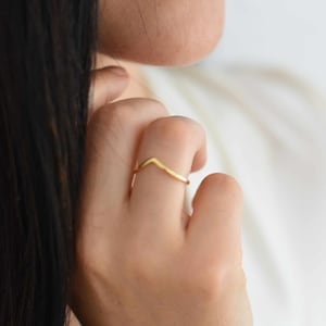 Handmade and dainty jewelry made in Montreal by Piper & Pearl Jewelry. Feminine, modern and delicate, perfect for a gift for her. Collections of costume, vermeil and fine jewelry. Delicate vermeil gold chevron wishbone ring.